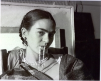 http://www.bernalespacio.com/files/gimgs/th-66_1933 Frida Biting her Necklace for contrast Mediano copia.jpg